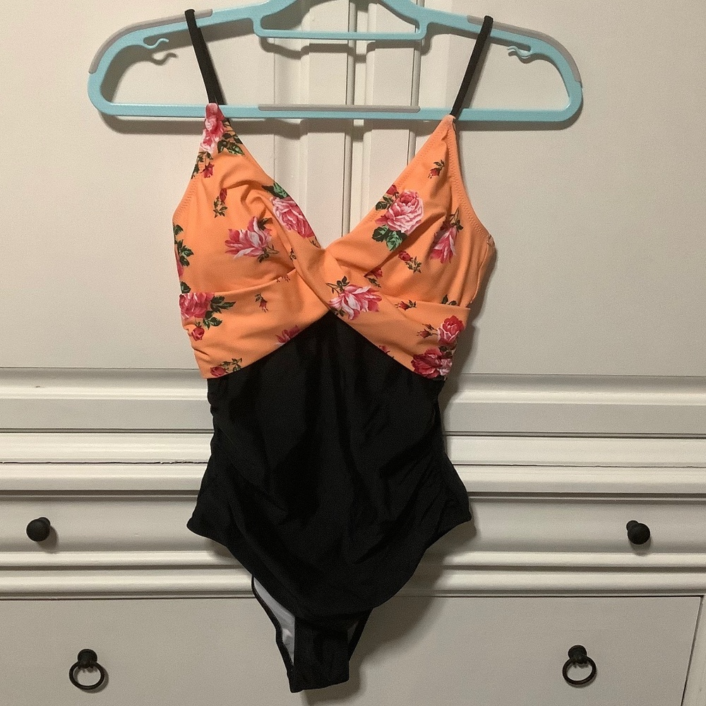 NWT Cupshe one piece Med padded swimsuit twist front adjustable straps